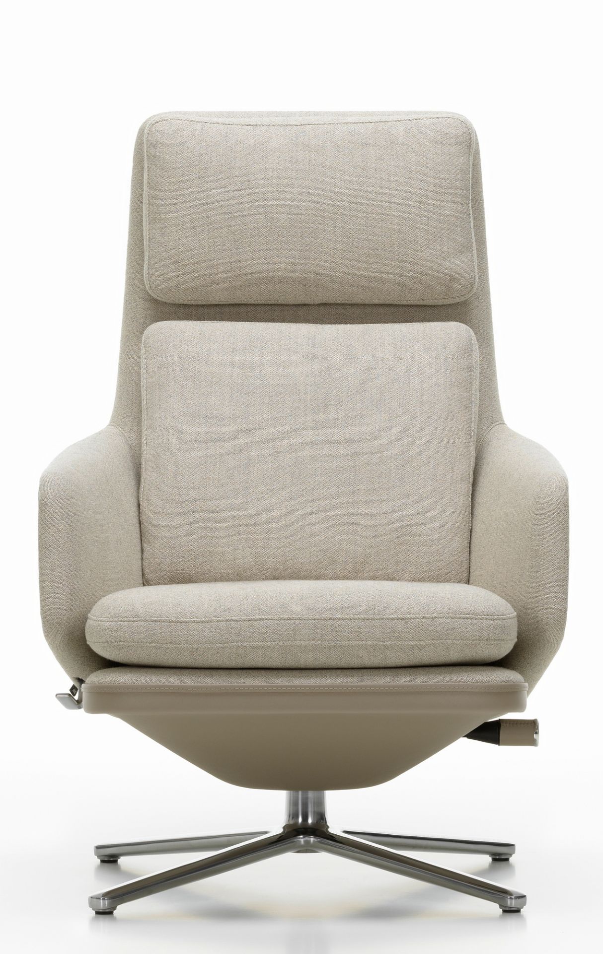 Vorderansicht des Vitra Grand Relax Sessels in Beige mit Drehfuß und hohem Rücken.